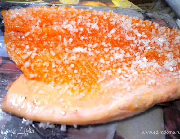 Итак, приступим. Филе выложить на поднос, выстеленный пищевой пленкой, кожей вниз. Желательно, конечно, использовать охлажденную рыбу, но можно и свежемороженную, но обязательно хорошего качества. Мороженную предварительно разморозить. Я использовала охлажденную форель.
Посыпать солью.