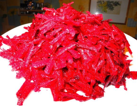 Натереть на крупной терке свеклу.