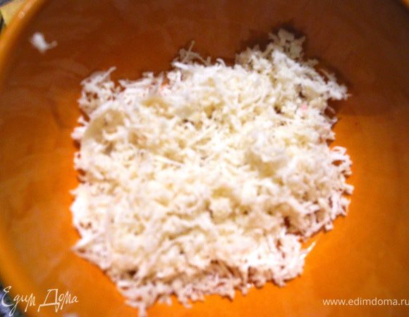 На мелкой терке натереть хрен.