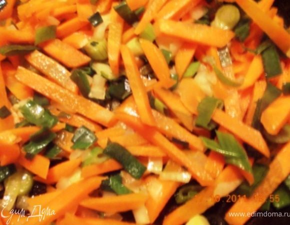 режем морковь ( мне нравится соломкой), лук и тушим на медленном огне в небольшом количестве воды