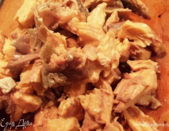 режем рыбку кусочками ( кости я убираю, хотя они и мягкие)