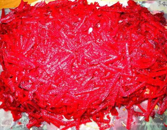 Форель накрыть слоем хрена, затем свеклы, слегка прижать.