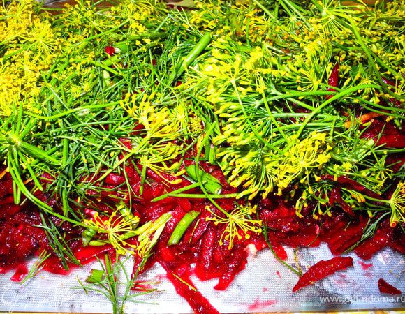 Сбрызнуть водкой, посыпать цедрой лимона и мелко нарезанным укропом и зонтиками укропа.