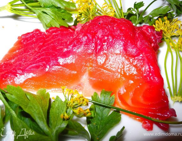 Плотно завернуть филе в пленку, положить в какую-нибудь емкость, чтобы в ней мог собраться, не выливаясь сок от свеклы. Придавить филе грузом и поставить в холодильник на 48 часов. Через 2-е суток снять пленку, слить сок, снять маринад и вытереть насухо рыбу. Я использовала бумажные полотенца. Готовая форель, завернутая в пленку, по заверению Джейми, хранится в холодильнике до 2-х недель. Уверяю вас, так долго она у вас не задержится:)))