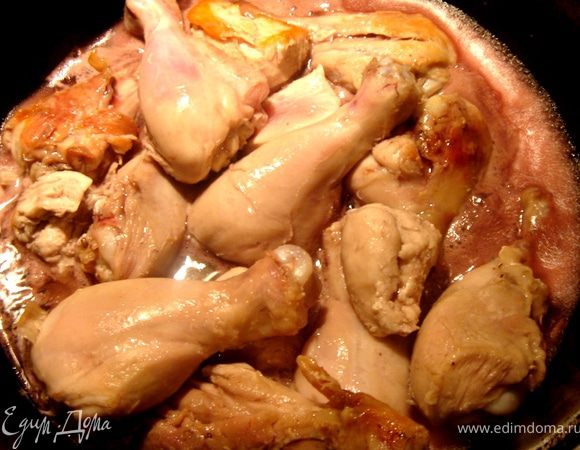 Затем залить красным вином,прикрыть крышкой и тушить на медленном огне.