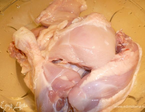 Курицу вымыть, разрезать на порционные куски. 