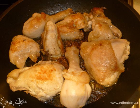 Разогреть в сотейнике растительное масло и обжарить курицу до румяной корочки. 