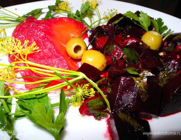 Прекрасно гравлакс сочетается с лимончиком, оливками, а также со свекольным салатом (завтра размещу). Приятного аппетита!