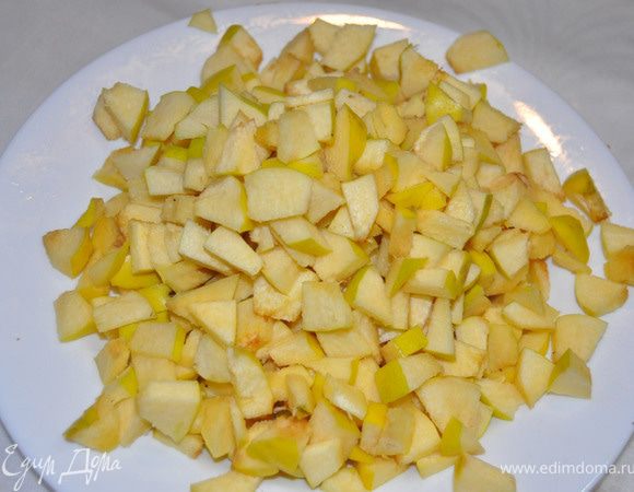 Айву помыть,почистить,порезать небольшими 
кусочкамию.Рис помыть.Изюм помыть.