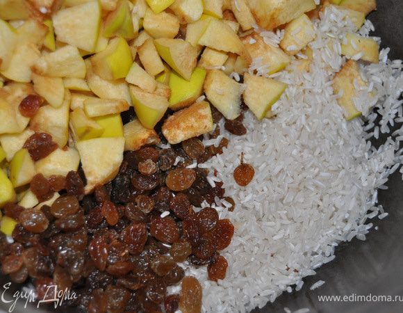 Рис,изюм,айву сахар залить 5 стаканами кипятка.Довести до кипения,положить масло и на слабом огне варить до готовности в чугунке под крышкой.