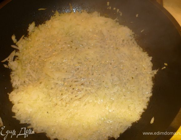 Лук очистить и мелко нарезать. Растопить в кастрюле сливочное масло, положить лук, посыпать 1 ч.л. соли. Готовить помешивая 7 мин.