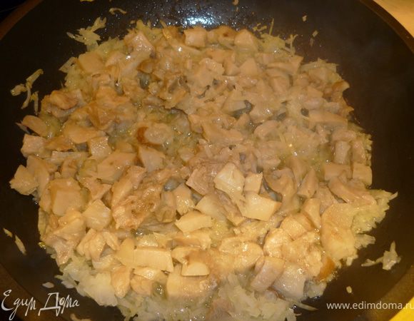 Грибы мелко нарезать, добавить к луку.