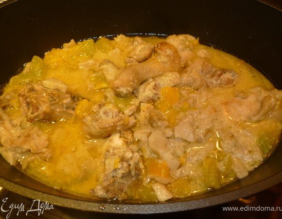 Разогреть духовку до 180 градусов. Положить куски курицы в жаропрочную форму, залить тыквенным соусом. Накрыть крышкой и запекать 35-40 мин. Переворачивая курицу 1-2 раза во время приготовления и бобавляя воды, если соус будет выкипать.