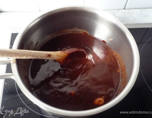 150г темного шоколада грубо порубить и растопить на водяной бане вместе со сливочным маслом.