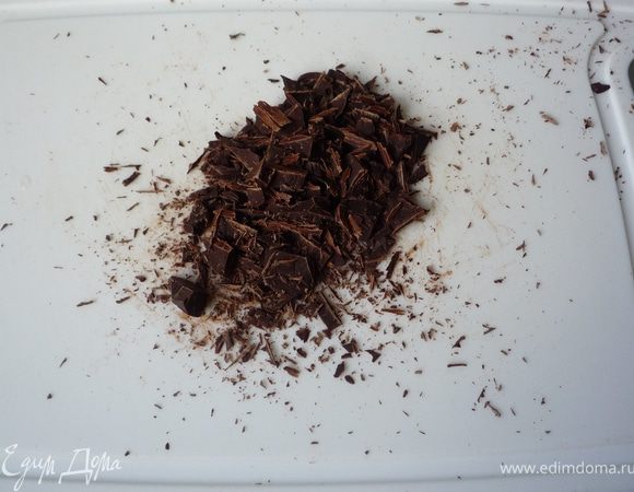 50г темного шоколада мелко порубить.