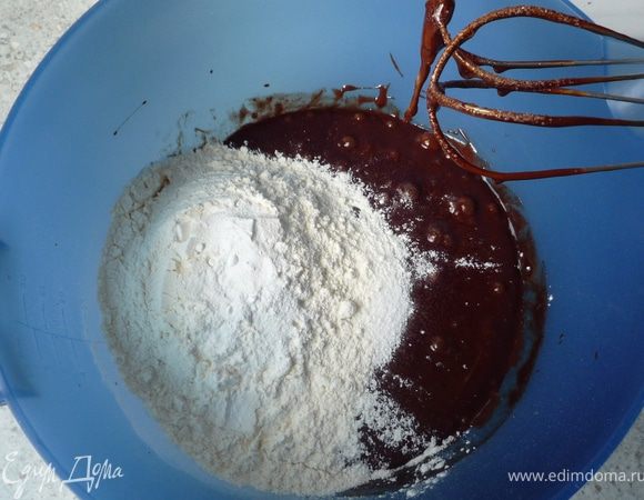 Орешки обжарить немного на сковороде без масла. 100г из них грубо порубить.Шоколадно-масляную смесь перемешать с яйцами. Затем добавить 150г сахара, ванильный 

сахар, соль, муку и разрыхлитель.