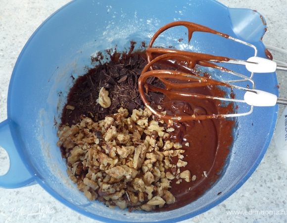 Добавить рубленые орехи и темный шоколад.