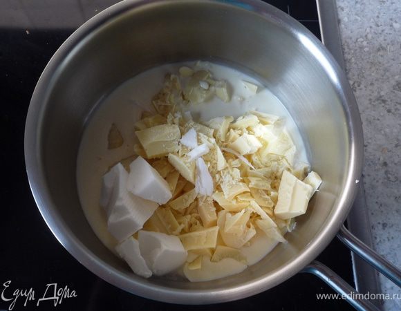 Белый шоколад порубить. Сливки, белый шоколад и кокосовое масло растопить на небольшом огне в кастрюле. 