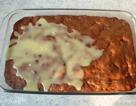 Снять с огня и равномерно распределить по пирогу. Поставить в холодильник на 60-90 минут.