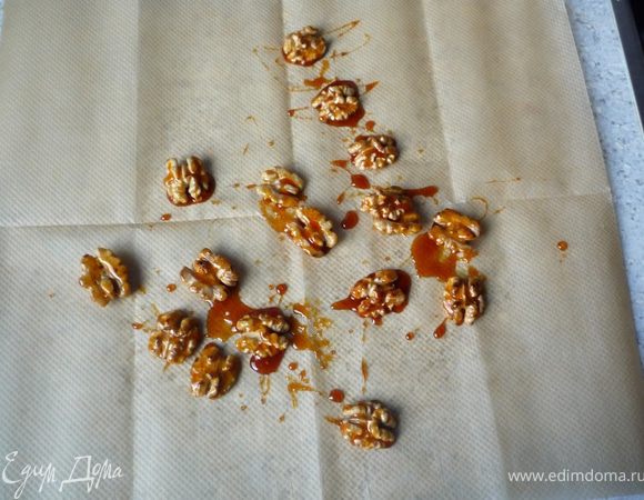 Тем временем в кастрюле карамелизируем сахар (растапливаем) и добавляем оставшиеся орешки, перемешиваем. Выкладываем на бумагу для запекания. Даем затвердеть.