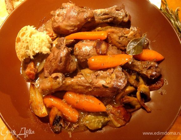 Перед тем,как соединять овощи с курицей,убедитесь,что соус нужной вам консистенции.Если это не так,то загустить соус можно 1 ст.л.муки(без горки).Добавить овощи к курице,влить коньяк,посыпать прованскими травами,солью,перцем и тушить под крышкой ещё 10-15минут.Подать к столу готовое блюдо со свежим,пористым домашним хлебом.Приятного аппетита!