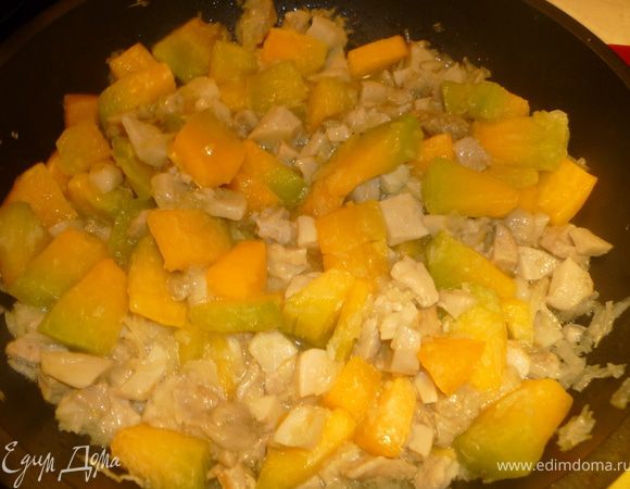 Тыкву отчистить от кожуры, мякоть нарезать кубиками. Добавить к обжаренному луку и грибам. Обжарить помешивая 5 мин.