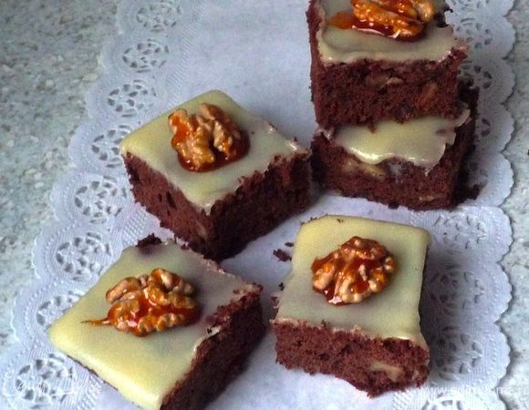 Выложить сверху карамелизированные орешки (либо целыми, либо порубить их). Приятного аппетита!