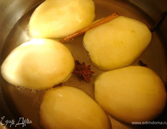 Груши очистить от кожуры и сердцевины.
В кастрюлю влить вина(если вино не достаточно сладкое,то добавить сахара ). Варить груши до мягкости,при этом фрукт не должен разваливаться.