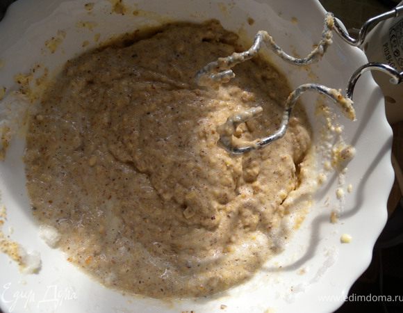 3. Смешать вместе. В измельченные орехи добавить муку пшеничную и разрыхлитель. Перемешать очень аккуратно.