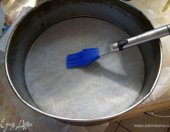 4. Форму выложить бумагой для выпекания. Испечь в духовке (или микроволновке) при 180 градусах. Готовый бисквит вы услышите по запаху. Главное не передержать. Охладить в форме. 