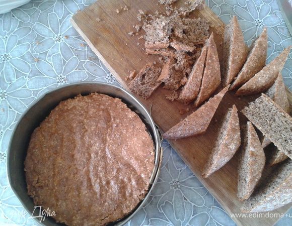 6.  Торт мы будем собирать в разъемных формах. Так что один бисквит нам нужно обрезать по размеру меньшей. Обрезки не съедать. 