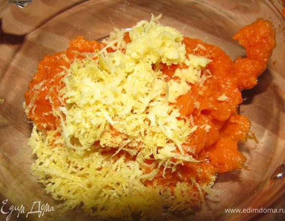 Тыкву предваритьльно приготовить в пароварке 20-25 минут, протереть через сито. К тыквенному пюре добавить цедру одного лимона и небольшое количество тертого имбиря.