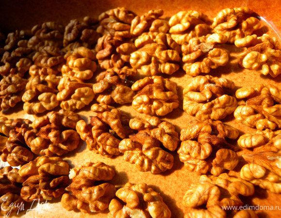 7. Теперь приступим к катанию шаров. Мне нужно было 17 шариков. Значит нужно и  17 целых грецких орехов, или 34 половинки. 