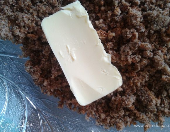 8. Из обрезков мы будем лепить эти шарики. Их нужно раскрошить и перемять с мягким сливочным маслом (получается типа "картошка"). На этом этапе можно добавить все, что угодно.  