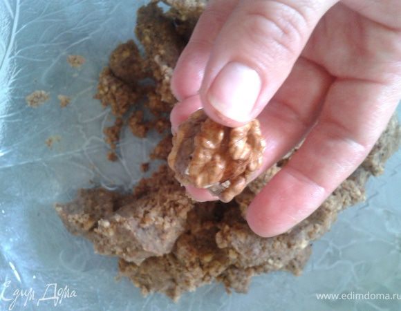 9. Склеить 2 половинки ореха "картошкой"