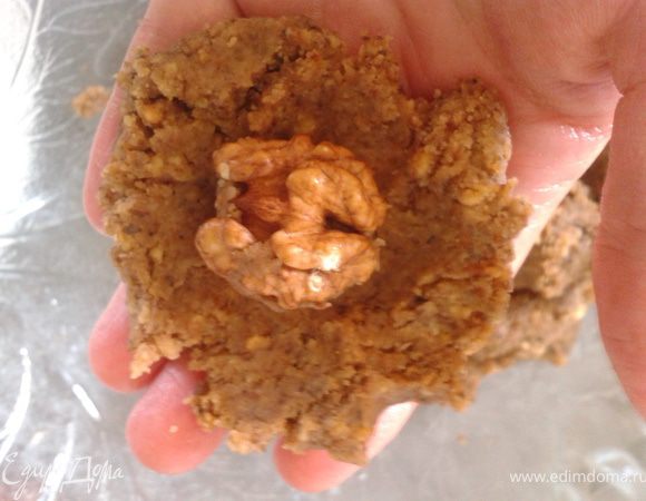 10. И в это же тесто завернуть. Придать форму шарика. 