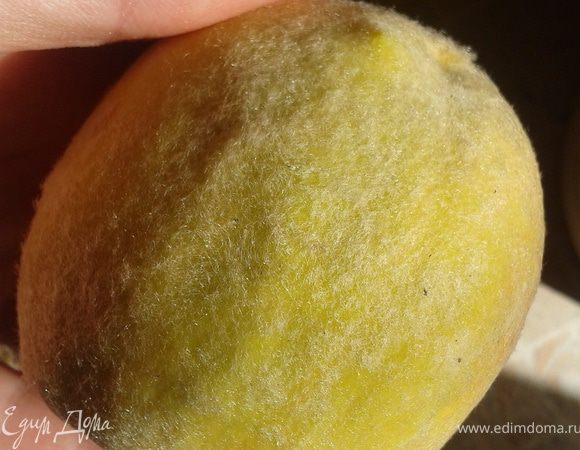 12. Готовим суфле. Сначала нам нужно почистить персики. Я выбрала сорт "Белый аист" или "белый лебедь". У него супер вкус. 