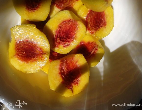 13.  Почистить от шкурки. У спелого прсика она снимается пальцами. Отделить косточки. 