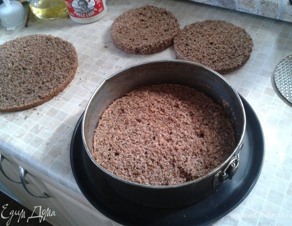 18. Наконец то займемся сборкой. Сразу собираем на блюде. Уложить на блюдо первый корж. Заключить его  в кольцо от съемной формы.  