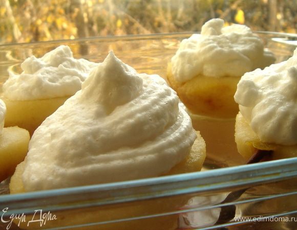 Белки взбить в крепкую пену,добавить сахарную пудру и ещё немного взбить.Выложить готовые груши в форму(если груша не"стоит",то следует подрезать дно),на каждую половинку водрузить белковую шапку.Выпекать при t 200* С до золотистых пиков.Приятного аппетита!