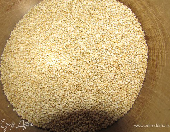 Киноа залить водой, довести до кипения и варить на медленном огне до готовности