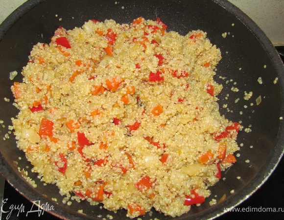 Овощи обжарить слегка, накрыть крышкой и тушить до готовности. Добавить крупу, чеснок(выдавленный через чеснодавку), перемешать.
Приятного аппетита!