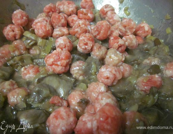 выкладываем к грибам, перемешиваем, продолжаем тушить (минут 10-15).