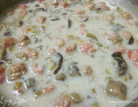Добавляем сметану, приправы, сыр 