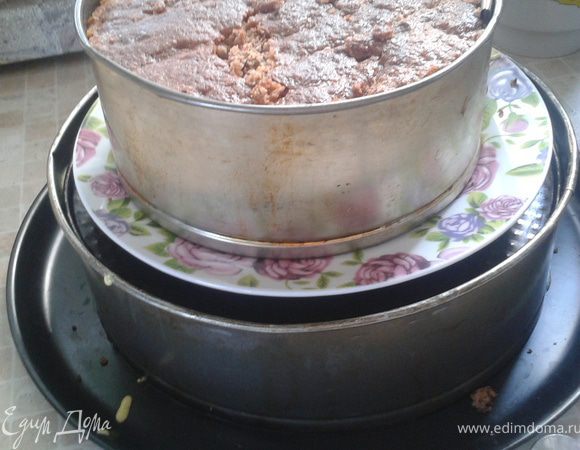 22. Вместо груза я решила использовать второй ярус торта (пусть привыкают друг к другу. Выложить поверх дна тарелку со вторым ярусом.  Отправить все в холодильник часов на 8. У меня было на ночь. Дальше я делала цветы. До часу ночи. 