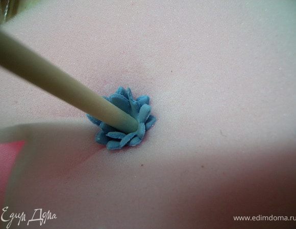 29. Надавливаем палочкой об паралон. 