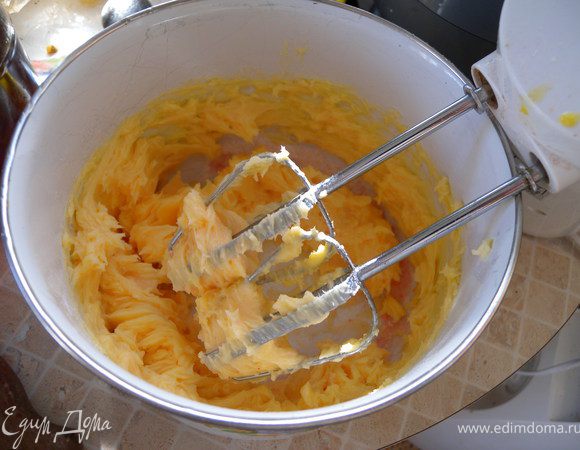 35.  Приготовить масляный крем для выравнивания торта и приклеивания мастики. 