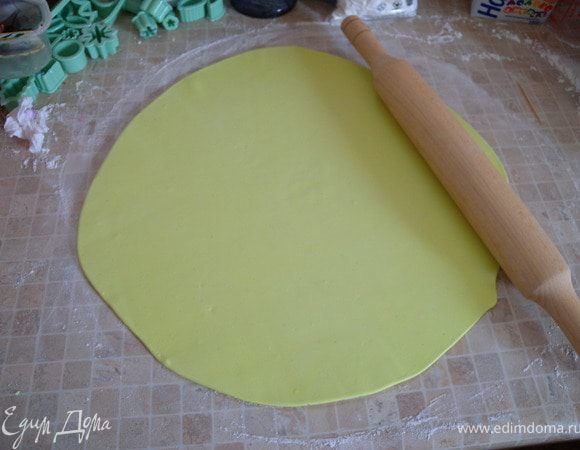 38. Приступим к украшению торта. Раскатать большой пласт мастики (можно вычислить радиус). 
