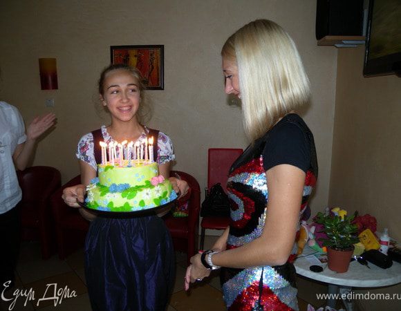 47. Счастливая обладательница (кстати, кто внимательный, тот уже где-то видел девочку, которая держит торт. Подсказка - (http://www.edimdoma.ru/photos/recipe/22929/show/111698). 