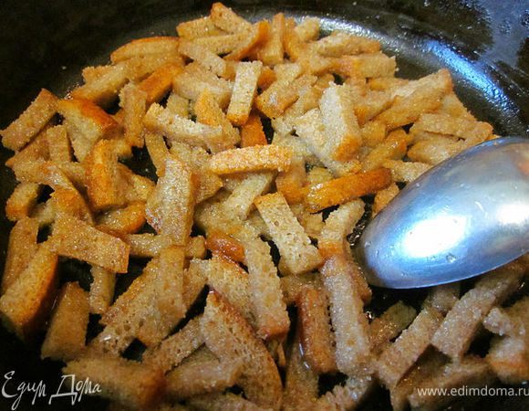 Хлеб порезать соломкой и обжарить на растительном масле до хрустящей корочки. Выкладываем в салатник.